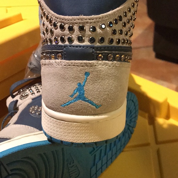 NWOT NIKE JORDAN MEN SUZE 101/2” WITH STUDS - Picture 4 of 5